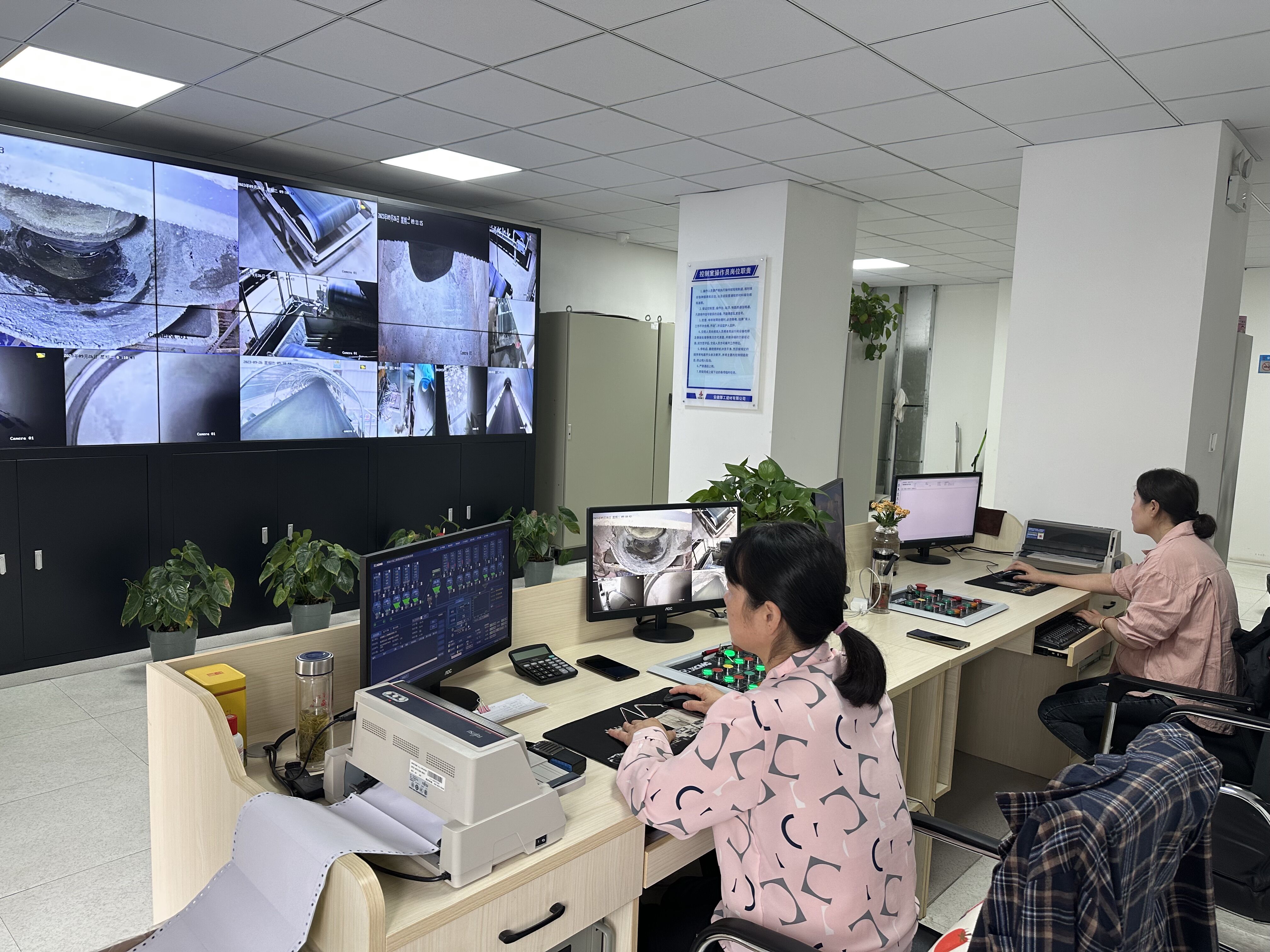 4安徽擎工建材公司1——國慶期間混凝土生產操作人員正在操作發料.jpg 4安徽擎工建材公司1——國慶期間混凝土生產操作人員正在操作發料.jpg