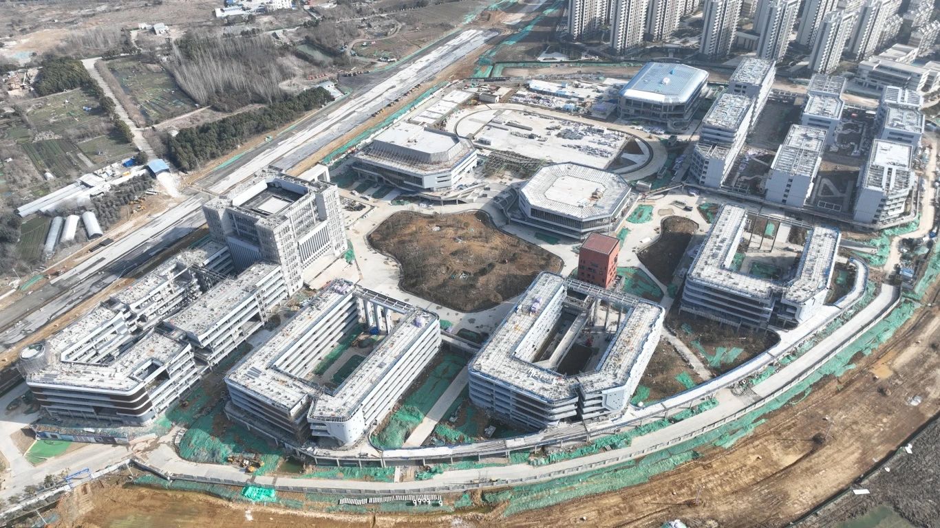 為確保合肥一中淝河校區項目2024年竣工交付節點如期完成，迅速掀起春節后復工即大干勞動熱潮，形成一股緊張快干、提速爭先的濃厚氛圍，2月16日，合肥一中淝河校區項目召開節后復工動員大會。會上，各部門負責人報告了2023年度收尾工作情況及今年的工作任務，以月、周為時間軸線，明確各目標節點，并以圖表的形式對各勞務班組負責人進行全面交底，落實工作目標責任制，做到責任到人，切實做到工作目標化，目標階段化，階段具體化，具體責任化。 (2)_副本.jpg